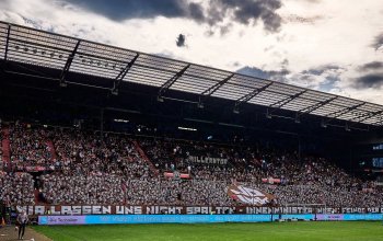 Banner vor der Südkurve am Millerntor: "Wir lassen uns nicht spalten - Innenminister*innen: Feinde der Fankultur" Dazu zahlreiche kleine Zettel mit "NO IMK". 03.05.2026 // (c) Stefan Groenveld