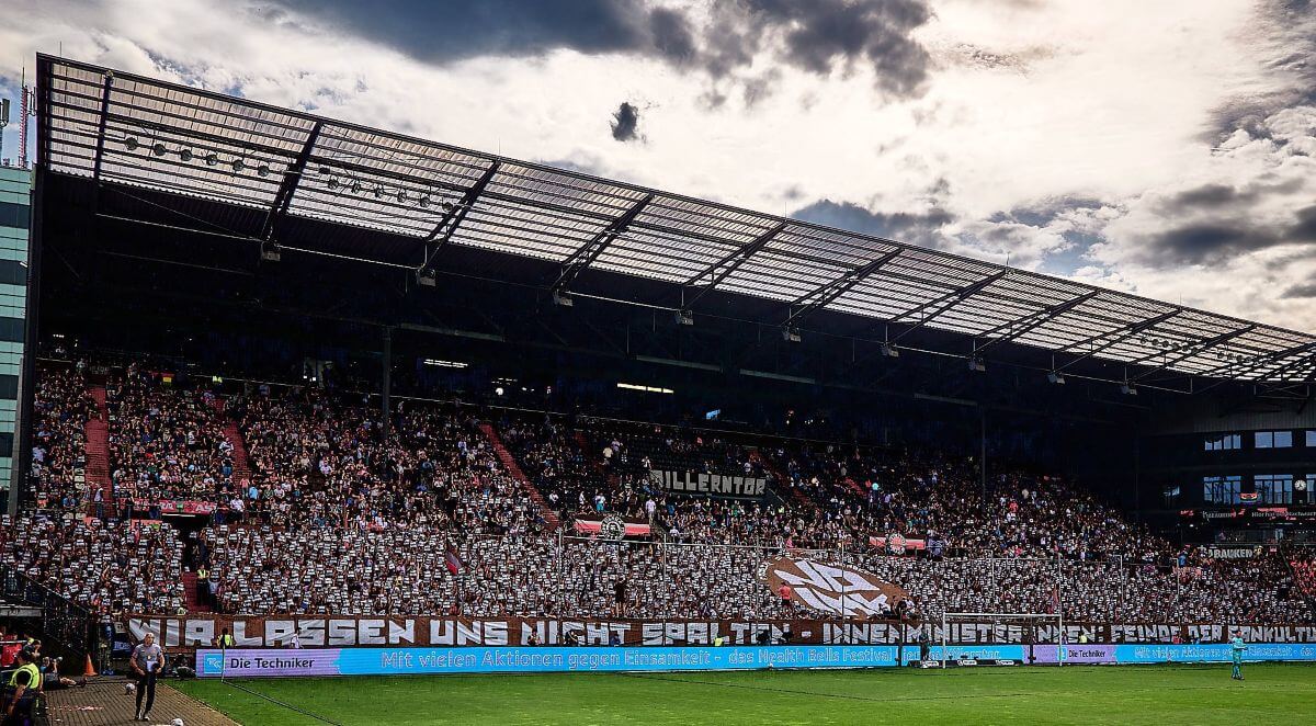 Banner vor der Südkurve am Millerntor: "Wir lassen uns nicht spalten - Innenminister*innen: Feinde der Fankultur"
Dazu zahlreiche kleine Zettel mit "NO IMK".
03.05.2026 // (c) Stefan Groenveld