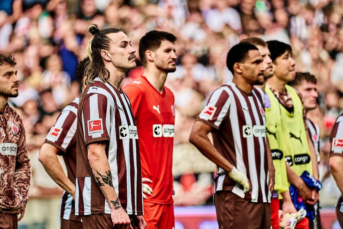 Danel Sinani, Jackson Irvine, Nikola Vasilj, Andréas Hountondji, Ben Voll, Taichi Hara und Arkadiusz Pyrka (FC St. Pauli) nach dem Spiel vor der Heimkurve. // (c) Stefan Groenveld