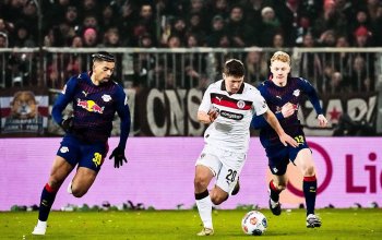 Mathias Rasmussen versucht gegen zwei Spieler von RaBa Leipzig den Ball zu behaupten.