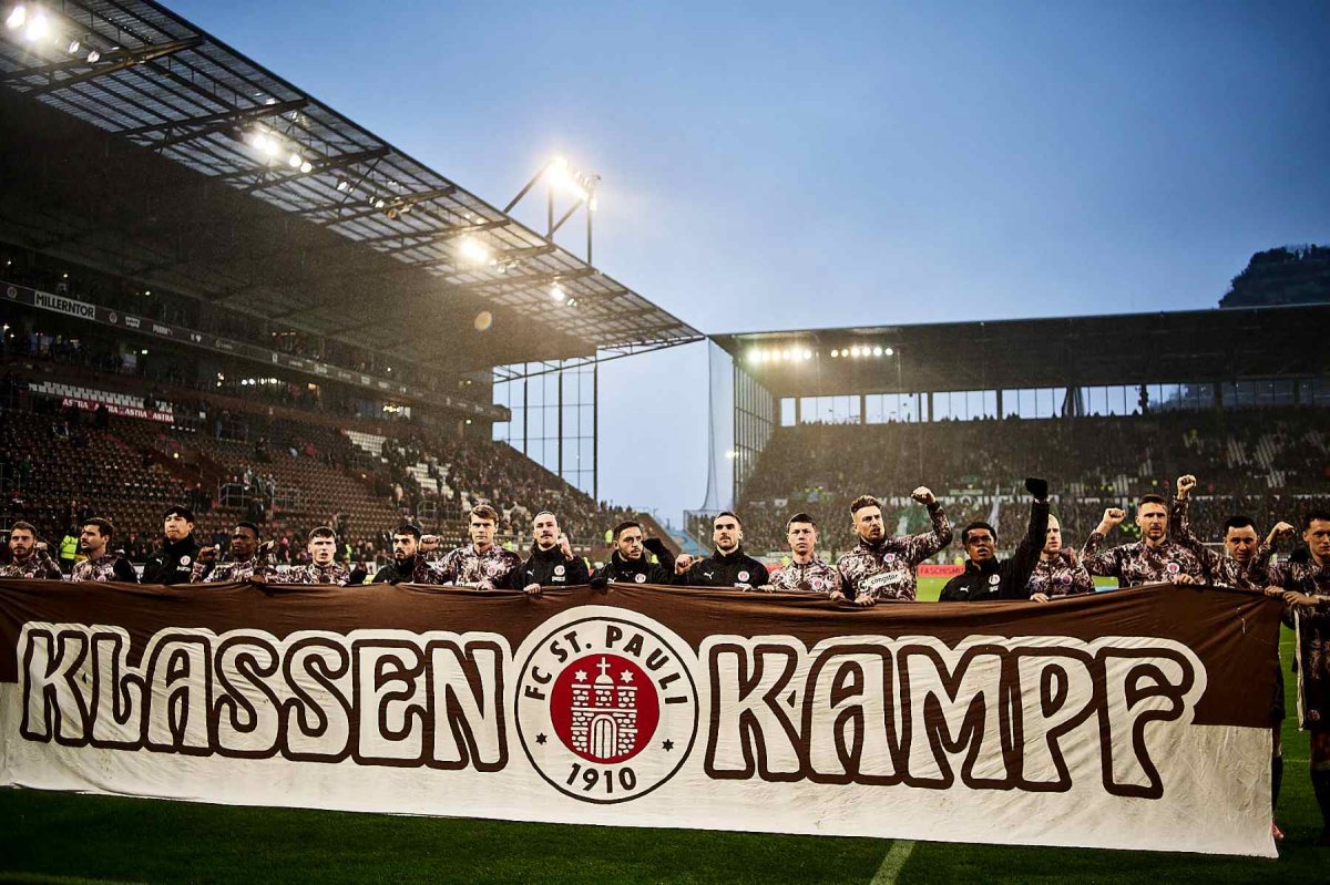 Hamburg, Deutschland, 22.02.2026, Millerntor-Stadion, Fussball, Bundesliga, FC St. Pauli - SV Werder Bremen Die Spieler des FC St. Pauli halten vor Anpfiff ein Banner mit der Aufschrift "Klassenkampf" hoch. Copyright: Stefan Groenveld