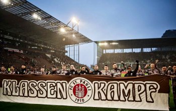 Hamburg, Deutschland, 22.02.2026, Millerntor-Stadion, Fussball, Bundesliga, FC St. Pauli - SV Werder Bremen Die Spieler des FC St. Pauli halten vor Anpfiff ein Banner mit der Aufschrift "Klassenkampf" hoch. Copyright: Stefan Groenveld