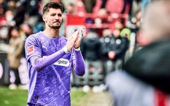 Nikola Vasilj bei der Verabschiedung von den Fans nach seinem letzten Spiel für den FC St. Pauli.