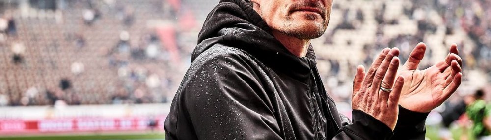 Hamburg, Deutschland, 16.05.2026, Fussball, Bundesliga, Millerntor-Stadion, FC St. Pauli - VfL Wolfsburg Alexander Blessin, Cheftrainer des FC St. Pauli, blickt vor der Partie gegen den VfL Wolfsburg ins Publikum. Copyright: Stefan Groenveld