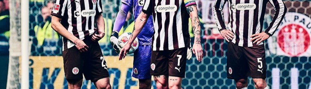 Hamburg, Deutschland, 16.05.2026, Fussball, Bundesliga, Millerntor-Stadion, FC St. Pauli - VfL Wolfsburg Adam Dzwigala, Nikola Vasilj, Jackson Irvine und Hauke Wahl (alle FC St. Pauli) diskutieren während der Partie gegen den VfL Wolfsburg. Copyright: Stefan Groenveld
