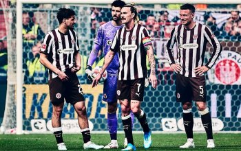 Hamburg, Deutschland, 16.05.2026, Fussball, Bundesliga, Millerntor-Stadion, FC St. Pauli - VfL Wolfsburg Adam Dzwigala, Nikola Vasilj, Jackson Irvine und Hauke Wahl (alle FC St. Pauli) diskutieren während der Partie gegen den VfL Wolfsburg. Copyright: Stefan Groenveld