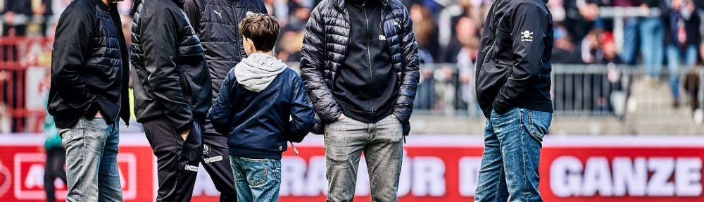 Andreas Bornemann, Peter Nemeth, Sven Van Der Jeugt, Jonas Wömmel und Alexander Blessin schauen betroffen nach dem Abstieg des FC St. Pauli. Copyright: Stefan Groenveld