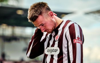 Hamburg, Deutschland, 16.05.2026, Fussball, Bundesliga, Millerntor-Stadion, FC St. Pauli - VfL Wolfsburg Hauke Wahl schaut nach der Niederlage gegen den VfL Wolfsburg und dem Abstieg des FC St. Pauli enttäuscht zu Boden. Copyright: Stefan Groenveld