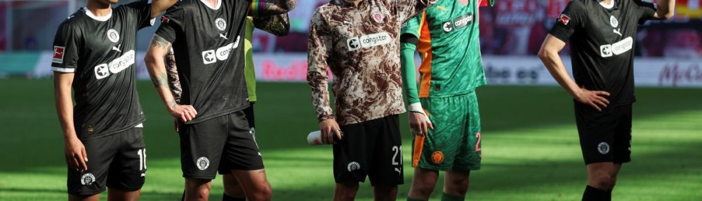 Fujita, Irvine, Hara, Ritzka, Vasilj und Wahl (FC St. Pauli) nach der Niederlage in Leipzig, vor dem Gästeblock mit erhobener linker Faust.