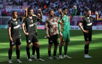 Fujita, Irvine, Hara, Ritzka, Vasilj und Wahl (FC St. Pauli) nach der Niederlage in Leipzig, vor dem Gästeblock mit erhobener linker Faust.