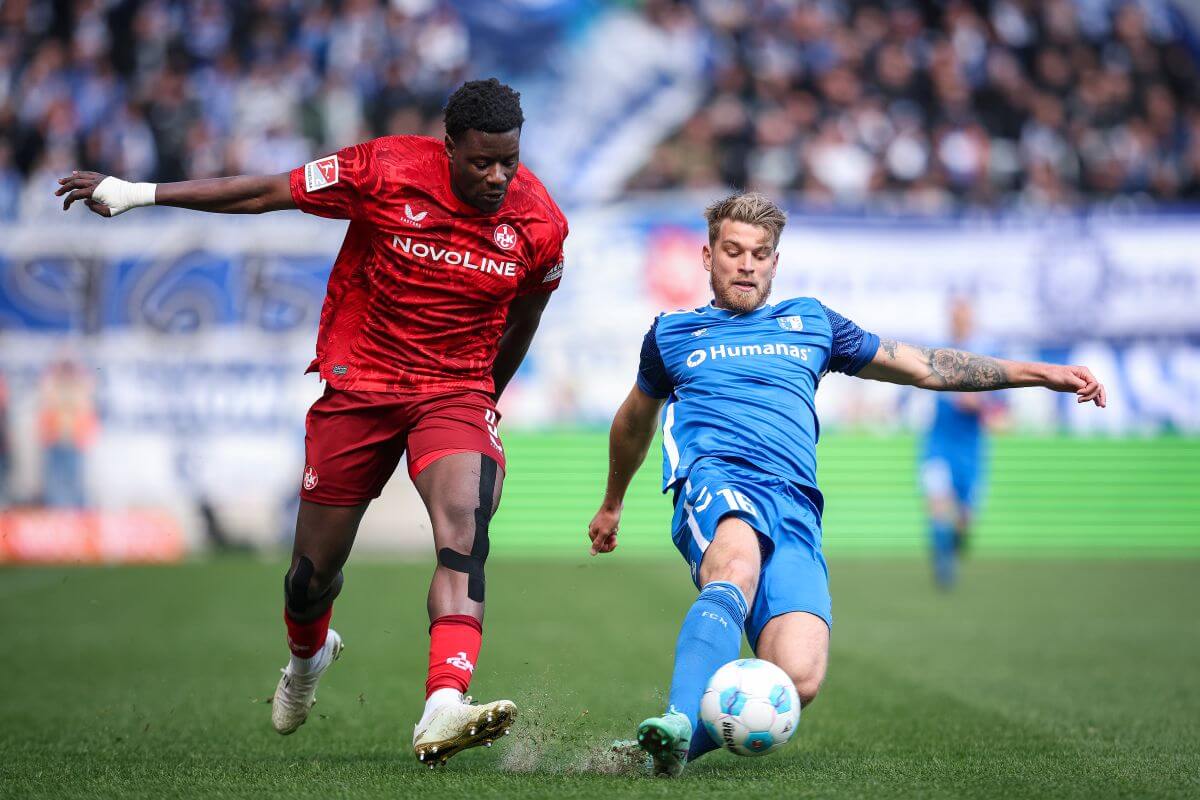 MAGDEBURG, GERMANY - APRIL 6: Ragnar Ache of 1. FC Kaiserslautern and Marcus Mathisen of 1. FC Magfdeburg vie for the ball during the Second Bundesliga match between 1. FC Magdeburg and 1. FC Kaiserslautern at Avnet Arena on April 6, 2025 in Magdeburg, Germany. (Photo by Ronny Hartmann/Getty Images)