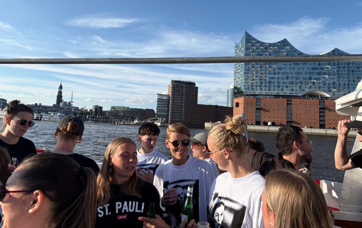 FC St. Pauli 1. Frauen, Barkassenfahrt zum Saisonabschluss, im Hintergrund die Elbphilharmonie. // (c) FCSP 1. Frauen