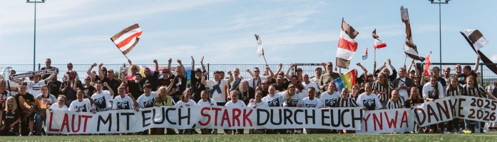 Jubelfoto nach erfolgtem Klassenerhalt: FCSP 1. Frauen und Fans mit einer Tapete: "Laut mit Euch, Stark mit Euch - Danke!" // (c) @eddy.photogr