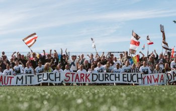 Jubelfoto nach erfolgtem Klassenerhalt: FCSP 1. Frauen und Fans mit einer Tapete: "Laut mit Euch, Stark mit Euch - Danke!" // (c) @eddy.photogr