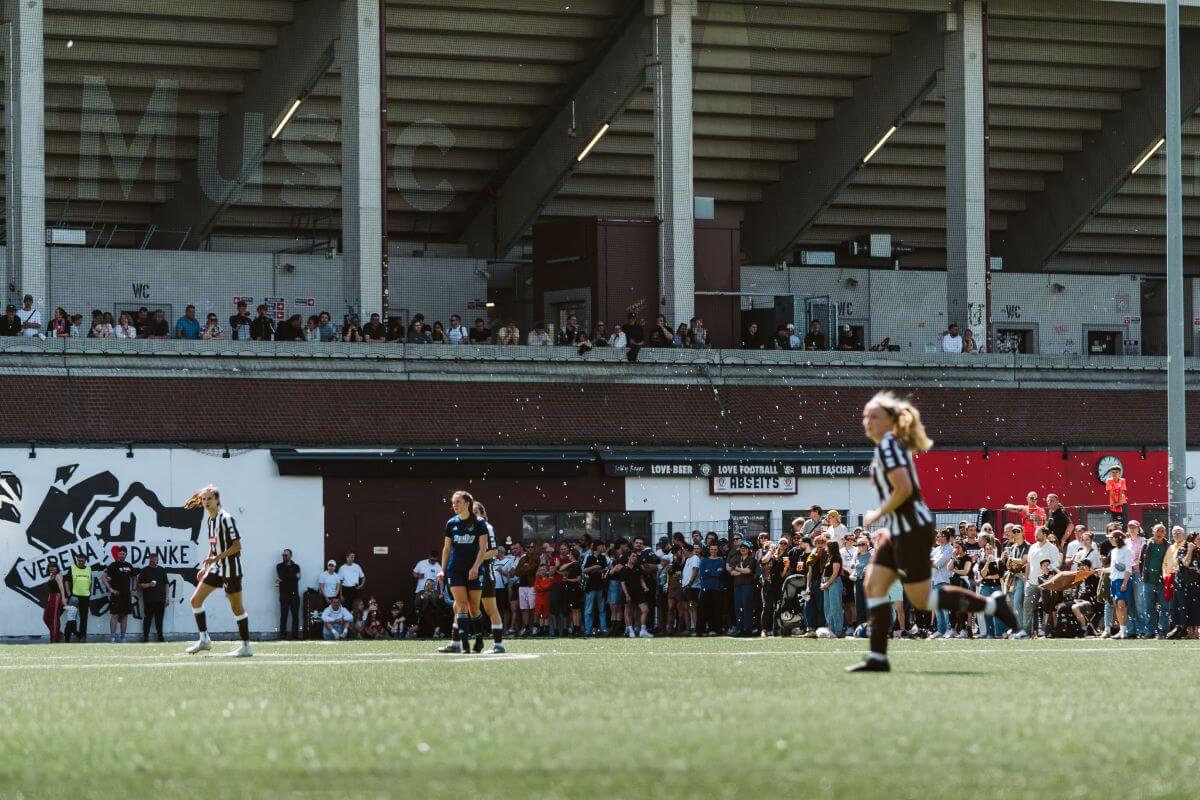Spielszene FC St. Pauli 1. Frauen gegen TSV Barmke, 01. Juni 2026. Im Hintergrund viele Zuschauer, auch im oberen Umlauf der angrenzenden Nordkurve des Millerntor-Stadions. // (c) @eddy.photogr
