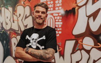 Marcus Mathisen im T-Shirt des FC St. Pauli.