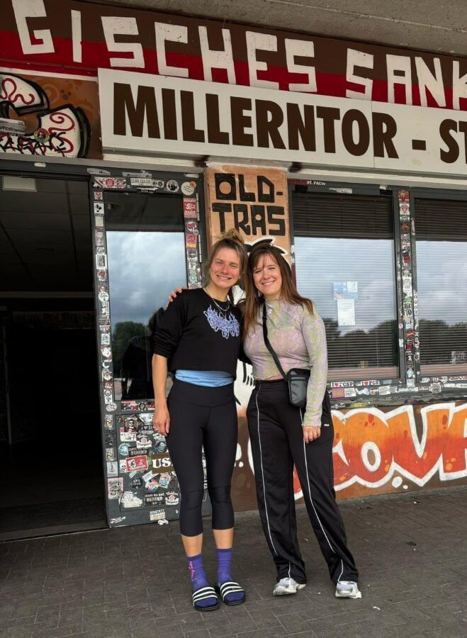 Claudia und Debbie vor den Fanräumen.