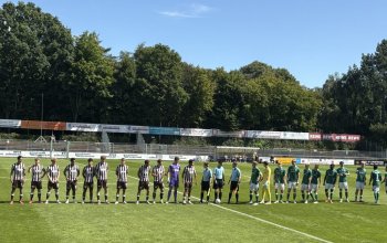 Aufstellung beider Teams vor der Partie FC St. Pauli U23 gegen Werder U23, 10. August 2025, Edmund Plambeck-Sportpark