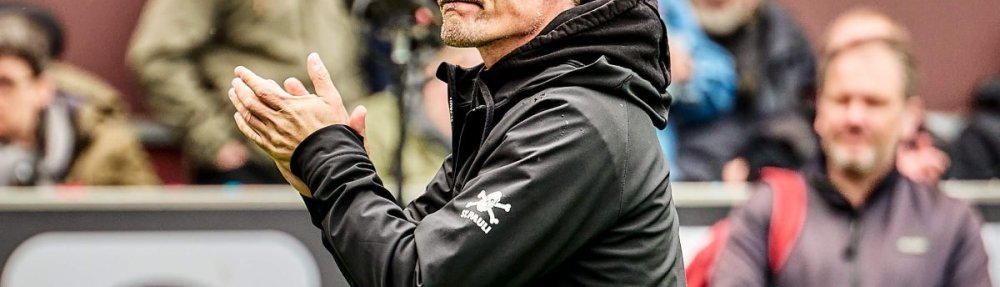 Hamburg, Deutschland, 16.05.2026, Fussball, Bundesliga, Millerntor-Stadion, FC St. Pauli - VfL Wolfsburg Alexander Blessin, Cheftrainer des FC St. Pauli, blickt vor der Partie gegen den VfL Wolfsburg ins Publikum und applaudiert. Copyright: Stefan Groenveld