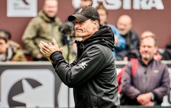 Hamburg, Deutschland, 16.05.2026, Fussball, Bundesliga, Millerntor-Stadion, FC St. Pauli - VfL Wolfsburg Alexander Blessin, Cheftrainer des FC St. Pauli, blickt vor der Partie gegen den VfL Wolfsburg ins Publikum und applaudiert. Copyright: Stefan Groenveld
