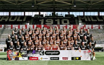 Teamfoto des FC St. Pauli 2026/27: Hinterste Reihe (v.l.n.r.): Frederic Bokelmann (Reha-Trainer), Dominik Körner (Physiotherapeut), Ricky-Jade Jones, Tomoya Andō, Taichi Hara, Jannik Robatsch, Eric Smith, David Nemeth, Sam Klein, Jannik Westphal, Jonas Wömmel (Teammanager) Dritte Reihe (v.l.n.r.): James Morgan (Performance Management; Leiter Prävention, Physiotherapie & Rehabilitation), Jan Altmeyer (Physiotherapeut), Scott Banks, Adam Dźwigała, Connor Metcalfe, Jackson Irvine, Marcus Mathisen, Branimir Hrgota, Louis Oppie, Erik Ahlstrand, Thomas Barth (Athletiktrainer), Sven Van Der Jeugt (Torwarttrainer) Zweite Reihe (v.l.n.r.): Thorge Blöcker (Zeugwart), Dr. Sebastian Schneider (Mannschaftsarzt), Dr. Volker Carrero (Mannschaftsarzt), Arkadiusz Pyrka, Martijn Kaars, Mathias Pereira Lage, Mathias Rasmussen, Haron Sabah, Lars Ritzka, Joel Chima Fujita, Peter Németh (Co-Trainer), Jens Schuster (Co-Trainer), Marcel Rapp (Cheftrainer) Vorderste Reihe (v.l.n.r.): Siegmar Krahl (Zeugwart), Kenta Kambara (Zeugwart), Marius Abraham (Physiotherapeut), Abdoulie Ceesay, Rawley St. John, Ben Voll, Simon Spari, Nick Schmidt, Marwin Schmitz, Niklas Lanwehr (Spielanalyst), Sami Pierau (Spielanalyst), Karim Rashwan (Athletiktrainer)