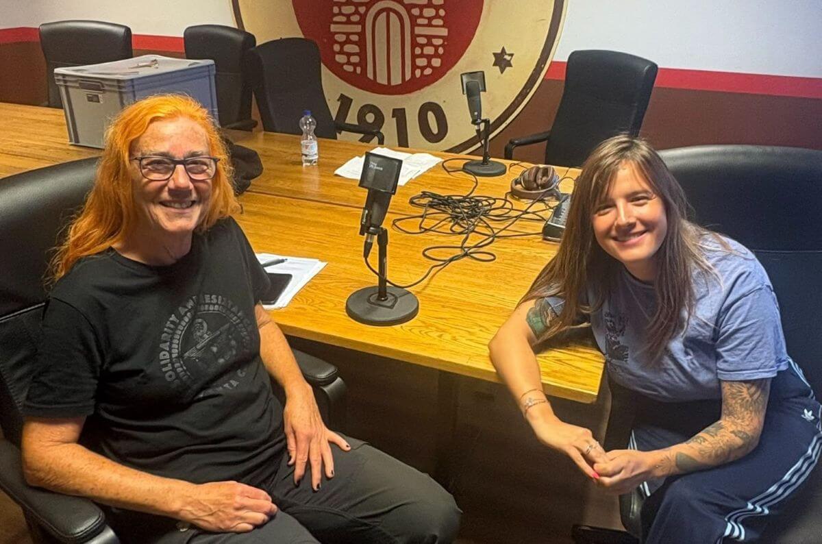 Barbara und Debbie am Aufnahmeort der Podcast-Episode in den Fanräumen.