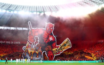 Choreo der Fans des 1. FC Kaiserslautern beim DFB-Pokalfinale 2024 im Berliner Olympiastadion. Ein riesiger roter Teufel hat den DFB-Pokal dabei, abgerundet wird das Bild von viel Pyrotechnik. // (c) Lars Baron / Getty Images via OneFootball