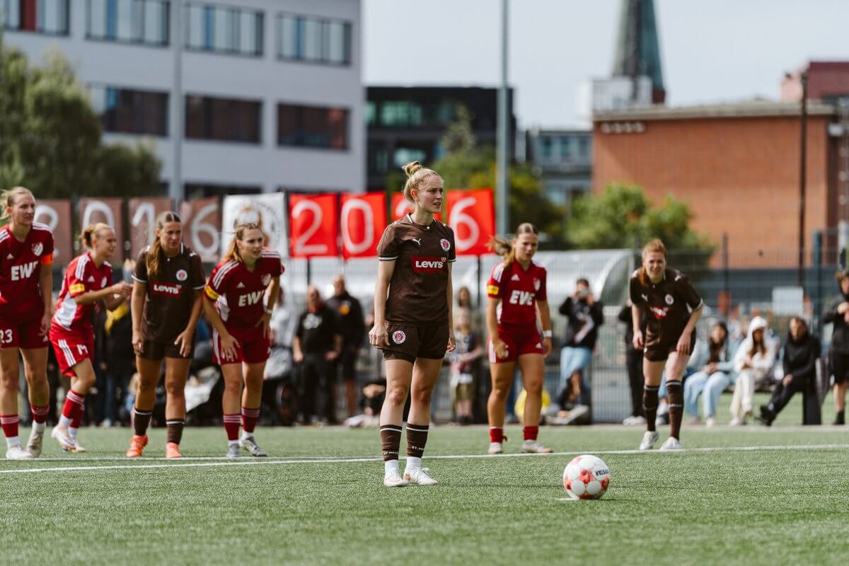 Malena Watzlawik (FC St. Pauli) mit dem 1:0 per Strafstoß beim Spiel gegen SpVg Aurich. 23.08.2026, FeldArena, Regionalliga Nord // (c) @eddy.photogr
