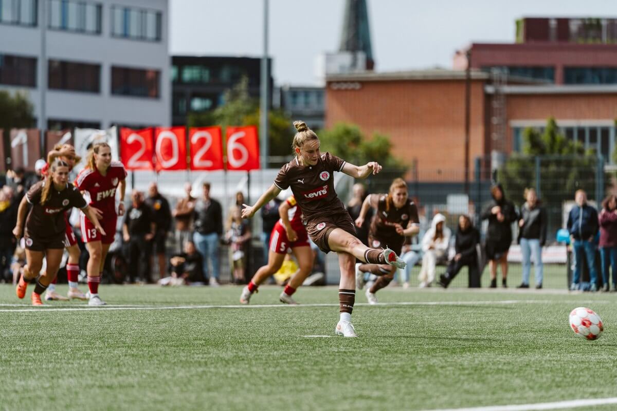 Malena Watzlawik (FC St. Pauli) mit dem 1:0 per Strafstoß beim Spiel gegen SpVg Aurich. 23.08.2026, FeldArena, Regionalliga Nord // (c) @eddy.photogr
