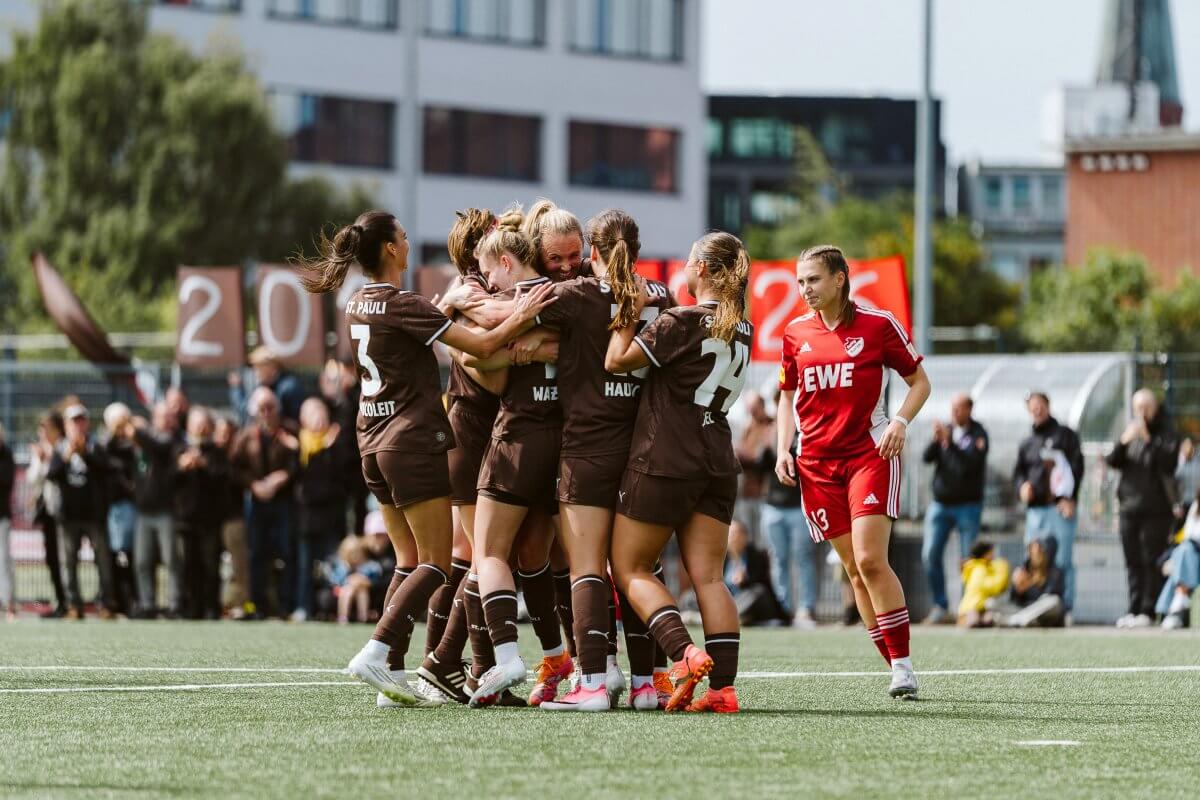 Malena Watzlawik (FC St. Pauli) mit dem 1:0 per Strafstoß beim Spiel gegen SpVg Aurich. 23.08.2026, FeldArena, Regionalliga Nord // (c) @eddy.photogr