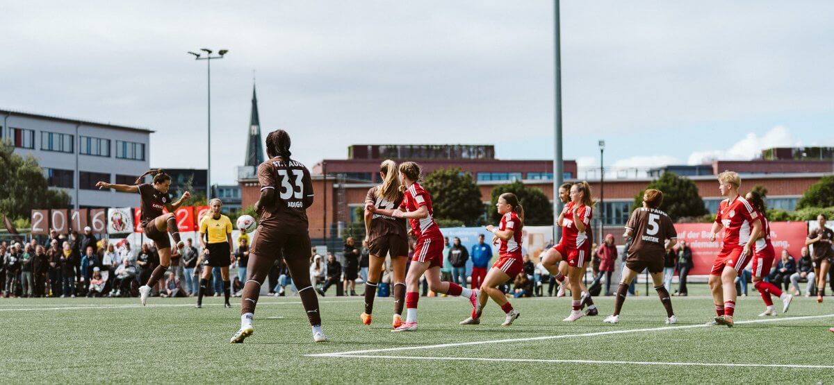 Linnea Taube (FC St. Pauli) mit einer Direktabnahme zur Führung gegen die SpVg Aurich. 23.08.2026, FeldArena // (c) @eddy.photogr