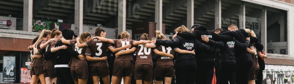 Teamkreis des FC St. Pauli nach dem Spiel gegen SpVg Aurich, 23.08.2026, FeldArena // (c) @eddy.photogr