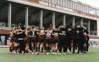 Teamkreis des FC St. Pauli nach dem Spiel gegen SpVg Aurich, 23.08.2026, FeldArena // (c) @eddy.photogr