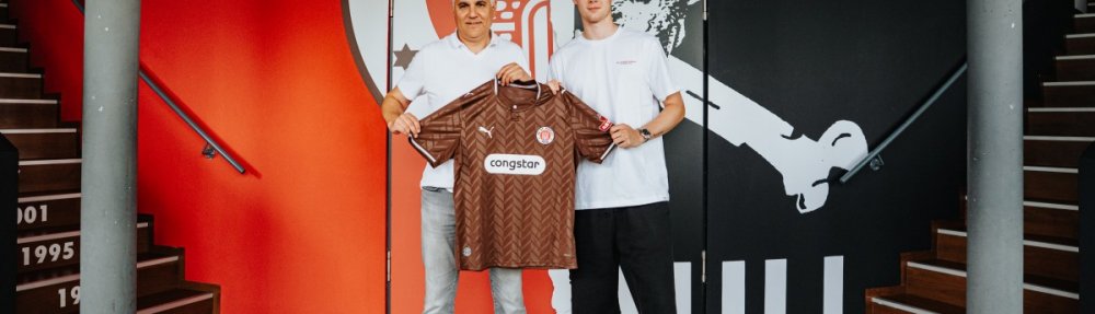 Andreas Bornemann und Gísli Thórdarson bei der Präsentation als neuer Spieler des FC St. Pauli. (c) FC St. Pauli