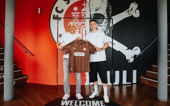 Andreas Bornemann und Gísli Thórdarson bei der Präsentation als neuer Spieler des FC St. Pauli. (c) FC St. Pauli