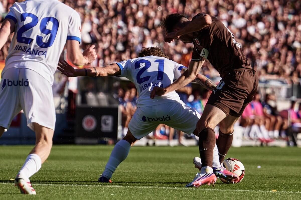 Branimir Hrgota (FC St. Pauli) beim Testspiel gegen Deportivo A Coruna am Millerntor, 01.08.2026. // (c) Stefan Groenveld