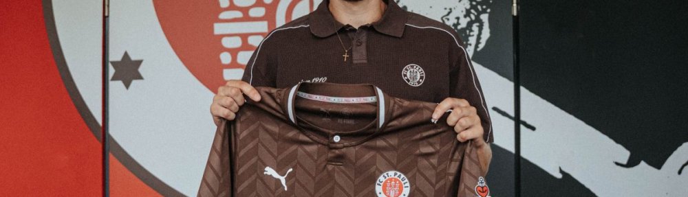 Rony Jansson, Neuzugang des FC St. Pauli, hält ein Trikot seines neuen Klubs.