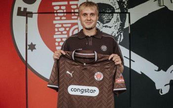 Rony Jansson, Neuzugang des FC St. Pauli, hält ein Trikot seines neuen Klubs.