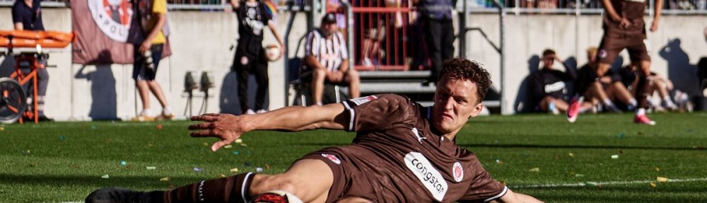 Martijn Kaars (FC St. Pauli) im Testspiel gegen Deportivon A Coruna mit Bodeneinsatz. (c) Stefan Groenveld