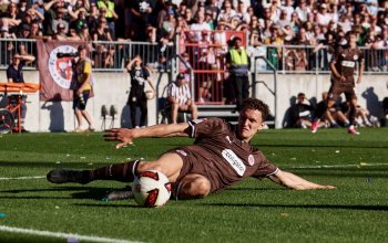 Martijn Kaars (FC St. Pauli) im Testspiel gegen Deportivon A Coruna mit Bodeneinsatz. (c) Stefan Groenveld