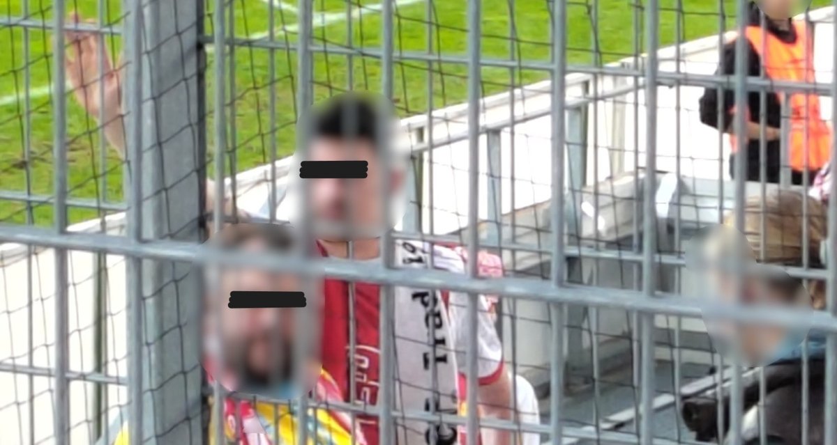 Zu sehen ist ein RWE-Fan neben dem Gästeblock, der den Hitlergruß zeigt.