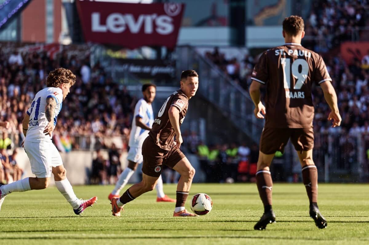 Mathias Rasmussen (FC St. Pauli) beim Testspiel gegen Deportivo A Coruna am Millerntor, 01.08.2026. // (c) Stefan Groenveld