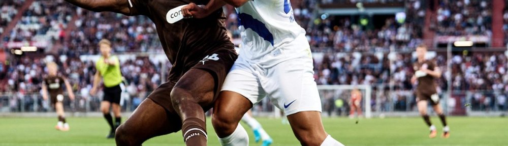 Ricky-Jade Jones (FC St. Pauli) im Zweikampf mit Samuel Fernandez Leonardo (Deportivo A Coruna). // (c) Stefan Groenveld