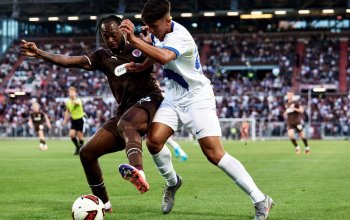 Ricky-Jade Jones (FC St. Pauli) im Zweikampf mit Samuel Fernandez Leonardo (Deportivo A Coruna). // (c) Stefan Groenveld