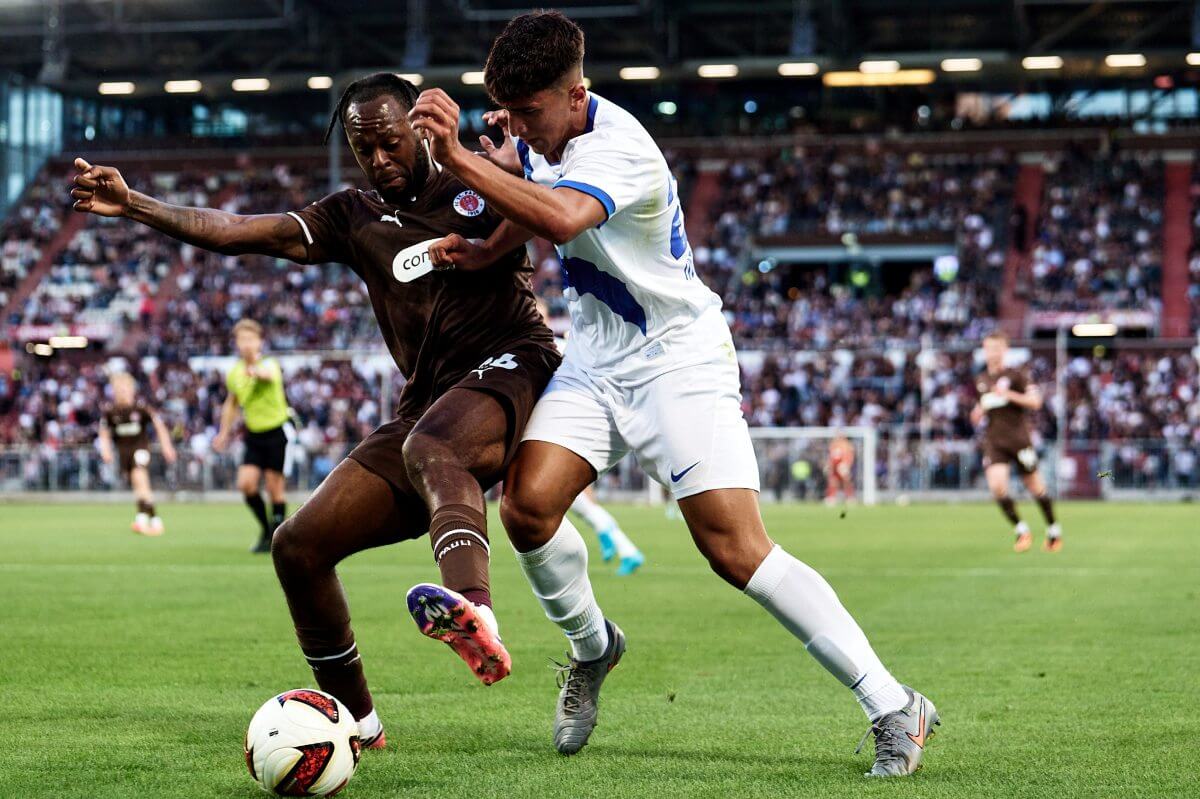Ricky-Jade Jones (FC St. Pauli) im Zweikampf mit Samuel Fernandez Leonardo (Deportivo A Coruna).
// (c) Stefan Groenveld