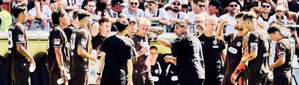 Hamburg, Deutschland, 09.08.2026, Millerntor-Stadion, FC St. Pauli - SpVgg Fürth Cheftrainer Marcel Rapp gibt den Spielern des FC St. Pauli während einer Trinkpause taktische Anweisungen. Copyright: Stefan Groenveld