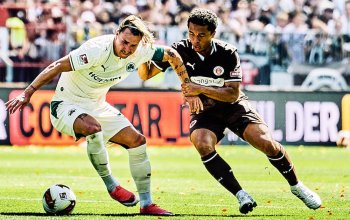 Felix Klaus (SpVgg Greuther Fürth) im Zweikampf mit Joel Chima Fujita (FC St. Pauli)