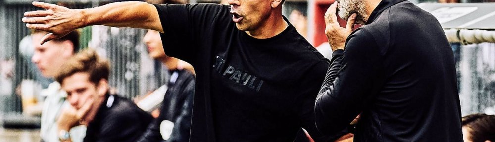 Hamburg, Deutschland, 30.08.2026, Millerntor-Stadion, 2. Bundesliga, FC St. Pauli - 1. FC Kaiserslautern Cheftrainer Marcel Rapp und Co-Trainer Peter Nemeth (beide FC St. Pauli) diskutieren während der Partie gegen den 1. FC Kaiserslautern. Copyright: Stefan Groenveld