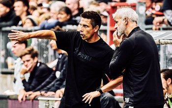 Hamburg, Deutschland, 30.08.2026, Millerntor-Stadion, 2. Bundesliga, FC St. Pauli - 1. FC Kaiserslautern Cheftrainer Marcel Rapp und Co-Trainer Peter Nemeth (beide FC St. Pauli) diskutieren während der Partie gegen den 1. FC Kaiserslautern. Copyright: Stefan Groenveld