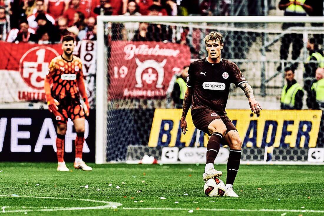 Hamburg, Deutschland, 30.08.2026, Millerntor-Stadion, 2. Bundesliga, FC St. Pauli - 1. FC Kaiserslautern Eric Smith (FC St. Pauli) führt den Ball im Spiel gegen den 1. FC Kaiserslautern. Copyright: Stefan Groenveld